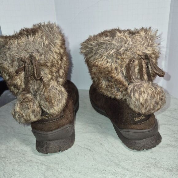Minnetonka Brown Women's Boot's with a Fuax Fur Bow, Size 6M - Picture 3 of 10